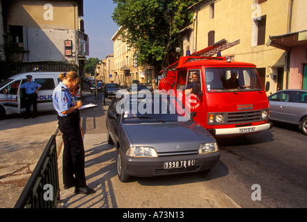 Il francese poliziotta, poliziotta, transito di polizia, funzionario di polizia, la compilazione di un rapporto di incidente, Orange Provence, Francia Foto Stock