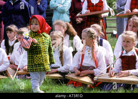 Ragazza in abito tradizionale la riproduzione di musica, festival nell'Open-Air Museo Etnografico, Riga, Lettonia Foto Stock