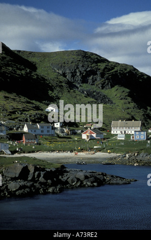La Groenlandia, West Coast. Villaggio sul Mare e sulle montagne Foto Stock