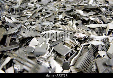 Plastica dal tubo catodico CRT monitor di computer e televisori domestici pronto per il riciclaggio in fabbrica nel South Wales UK Foto Stock