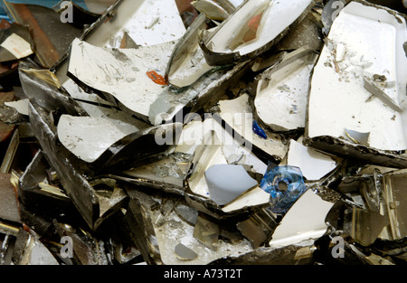 Il vetro da tubo catodico CRT monitor di computer e televisori domestici pronto per il riciclaggio in fabbrica nel South Wales UK Foto Stock