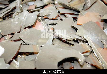 Il vetro da tubo catodico CRT monitor di computer e televisori domestici pronto per il riciclaggio in fabbrica nel South Wales UK Foto Stock