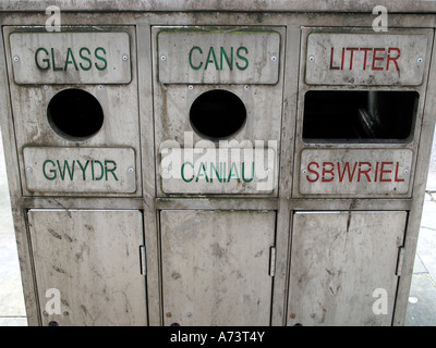 Welsh bilingue Lingua Inglese street spazzatura per barattoli di vetro e lettiere a Merthyr Tydfil South Wales UK Foto Stock