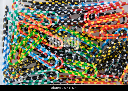 Striped Multicolore fermagli per carta in una casella vicino fino Foto Stock