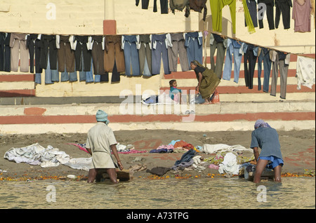 Servizio lavanderia lavoratori lungo le rive del fiume Gange, Varanasi India Foto Stock