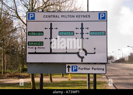 Segnaletica intelligente il traffico diretto al parcheggio gratuito nel centro di Milton Keynes Foto Stock