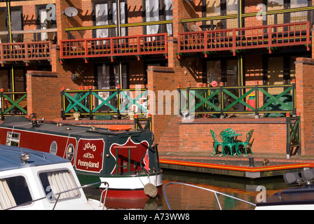 Marina Pennyland Milton Keynes Townhouses con i propri posti barca sul Grand Union Canal orizzontale Foto Stock