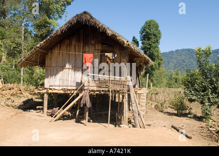 Rawang tradizionale casa di Phon Kan Rhazes area Stato Kachin nel nord del Myanmar Foto Stock