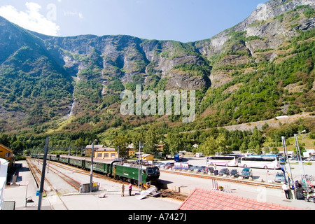 La piccola cittadina turistica di Flam flåm sul lato occidentale della Norvegia nella profonda fiordi flåm la stazione ferroviaria e aurlandsfjord Foto Stock