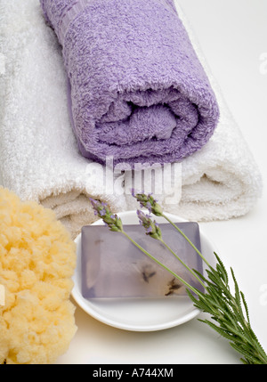 Arrotolato e soffici asciugamani con fatti in casa sapone di lavanda beauty spa concept. Foto Stock