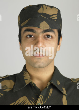 VDA 201748 vicino ups dell esercito indiano soldato in felice espressione MR 702A Foto Stock