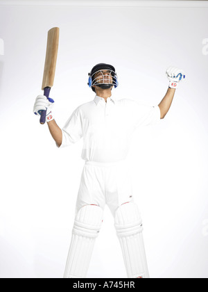 VDA 201776 battitore indiani guardando in alto nel cielo per ringraziare Dio per un buon punteggio nella partita di cricket MR 702A Foto Stock