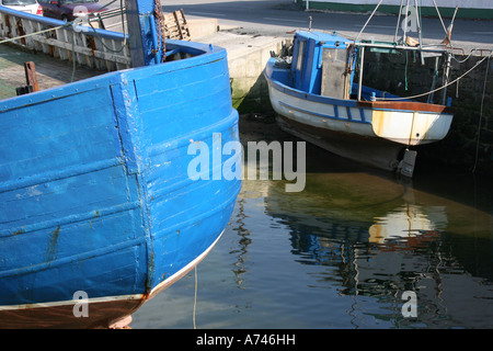 Barche spiaggiata a Burtonport Harbour, County Donegal, Repubblica di Irlanda Foto Stock