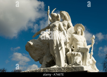 Statua allegorica dell America, una parte dell'Albert Memorial Kensington Gardens Kensington Gore Londra Inghilterra REGNO UNITO Foto Stock