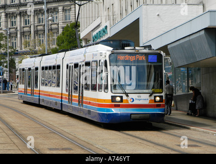 Stagecoach Supertram che attraversa il centro di Sheffield nel Regno Unito. Foto Stock