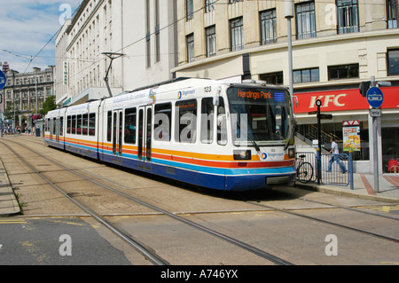 Stagecoach supertram di viaggiare attraverso il centro della città di Sheffield nel Regno Unito Foto Stock