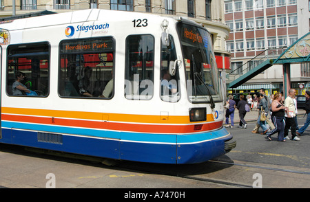 Stagecoach supertram di viaggiare attraverso il centro della città di Sheffield nel Regno Unito Foto Stock