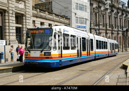 Stagecoach supertram di viaggiare attraverso il centro della città di Sheffield nel Regno Unito Foto Stock