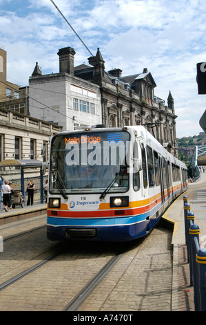 Stagecoach supertram di viaggiare attraverso il centro della città di Sheffield nel Regno Unito Foto Stock