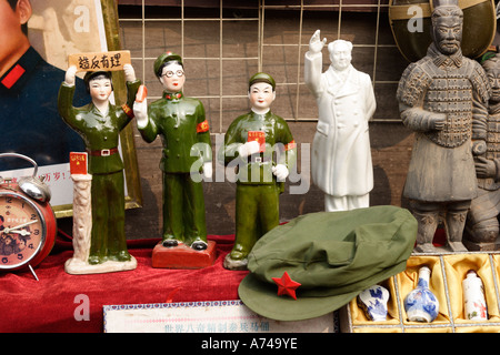 Pressione di stallo tipico che vendono antiquariato curiosità negozio di souvenir il Presidente Mao Zedong Memorabilia Liulichang Street Market Pechino CINA Foto Stock