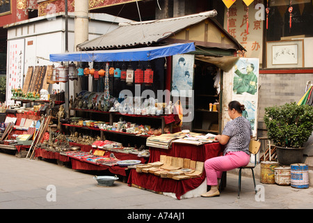 Pressione di stallo tipico che vendono antiquariato curiosità souvenir Liulichang Street Market Pechino CINA Foto Stock