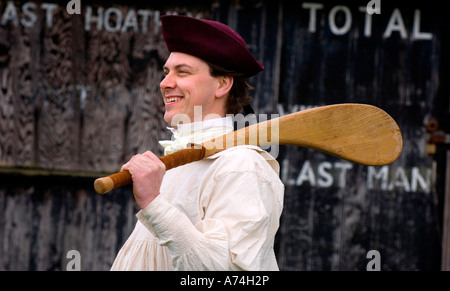 Cricketer in periodo di abbigliamento e di inizio curva bat cricket risalente a circa 1750. Foto da Jim Holden. Foto Stock