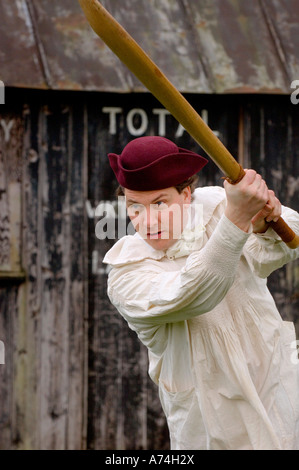 Cricketer in periodo di abbigliamento e di inizio curva bat cricket risalente a circa 1750. Foto da Jim Holden. Foto Stock