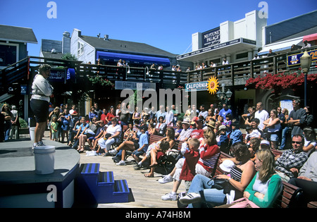 Persone essendo intrattenuti da un escapologist su Pier 39 San Francisco California USA Foto Stock