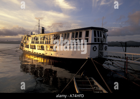 Fiji, Viti Levu, Suva, Suva Harbour, la luce del tramonto su Tiko il ristorante galleggiante Foto Stock