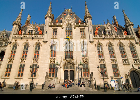 Vista orizzontale del Tribunale Provinciale nel Markt [Market Place] contro un cielo blu brillante a Bruges. Foto Stock