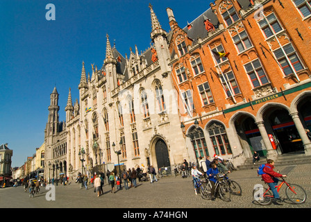 Vista orizzontale della Corte Provinciale nel Markt [Market Place] contro un cielo blu brillante a Bruges. Foto Stock