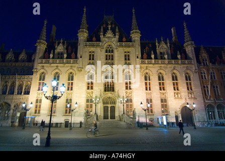 Vista orizzontale della Corte Provinciale nel Markt [mercato] illuminata di notte a Bruges. Foto Stock