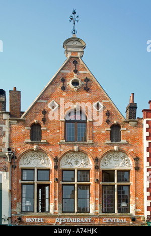 In verticale, vicino a uno spettacolare edificio a timpano che circonda il Markt [Market Place] di Bruges. Foto Stock