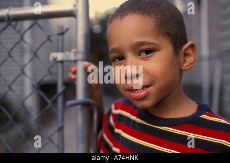 Bambino felice nel suo passo carraio Brooklyn NY modello rilasciato Foto Stock