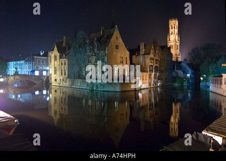 Paesaggio urbano orizzontale di notte del Campanile di Bruges o di Belfort van Brugge dall'altra parte del canale a Rozenhoedkaai a Bruges. Foto Stock