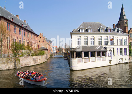 Vista orizzontale di un percorso guidato di viaggio in barca godendosi il panorama sulla rete dei canali che circonda Bruges in una luminosa giornata di sole. Foto Stock