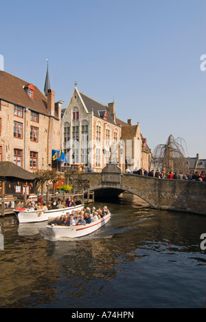 Vista verticale di una escursione guidata godendo lo scenario sulla rete dei canali che circonda Bruges in una bella giornata di sole. Foto Stock