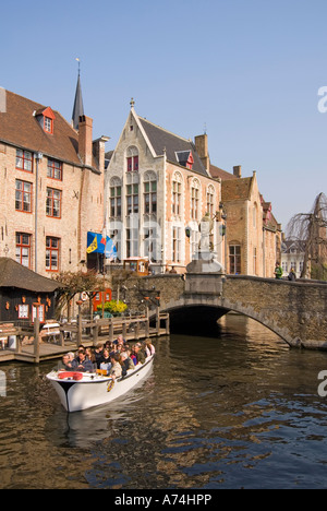 Vista verticale di una escursione guidata godendo lo scenario sulla rete dei canali che circonda Bruges in una bella giornata di sole. Foto Stock