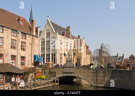 Vista orizzontale del canale a Sint-Jan Nepomucenusbrug ponte nel centro di Bruges in una bella giornata di sole. Foto Stock