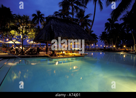 Fiji, Viti Levu, Denarau, Sheraton Denarau Royal Hotel, bar a bordo piscina, sera Foto Stock
