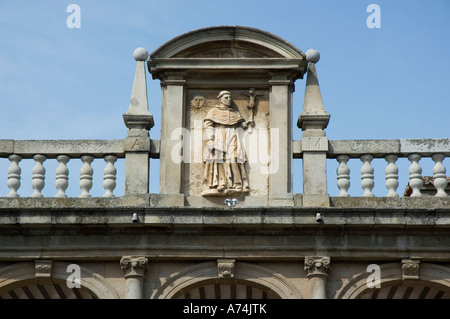 Rilievo del Cardinale Cisneros Cortile del Santo Tomás de Villanueva ALCALA DE HENARES Foto Stock