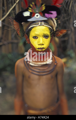 Papua Nuova Guinea, Tari Valley. Huli boy a sing-sing. Foto Stock