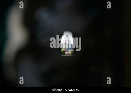Basilica di San Pietro visto dal attraverso il buco della serratura della Villa magistrale dei Cavalieri di Malta a Roma Italia Foto Stock