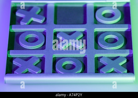 Il completamento di un tic-tac-toe gioco. Foto Stock
