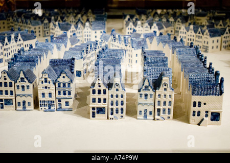 Piccoli modelli di porcellana delle case di Amsterdam in una mostra allo zoo Artis, Olanda. Display in ceramica in miniatura in stile blu Delft con architettura olandese. Foto Stock