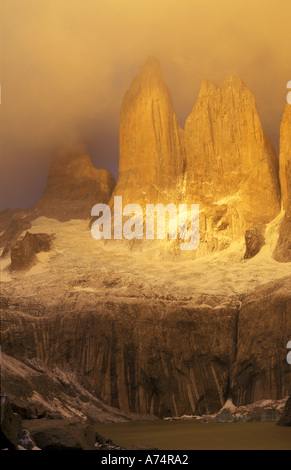 Sunrise con golden nuvole sul Torres del Paine in Patagonia regione del Cile. Foto Stock