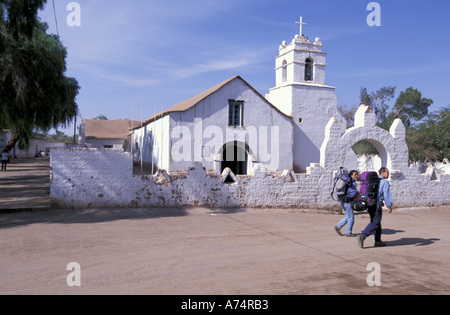 Il Cile, San Pedro de Atacama, oltrepassando la Iglesia de San Pedro de Atacama, 1744, adobe pareti Foto Stock