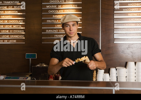Cameriere di preparare il cibo dietro il bar Foto Stock