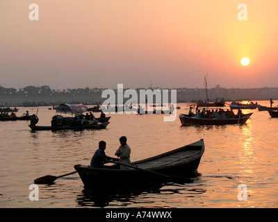 Barche di andare al Sangum la riunione dei fiumi al tramonto Kumbh Mela di Allahabad Foto Stock