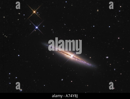 NGC 4013 è un bordo-su unbarred galassia a spirale nella costellazione dell'Orsa Maggiore. Foto Stock